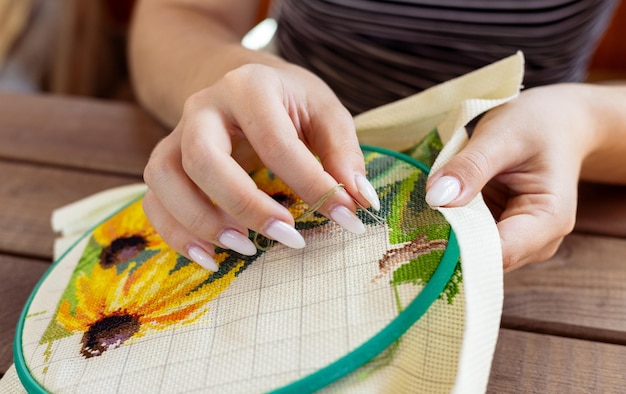 haft artystyczny na tkaninie